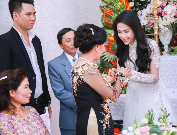hoa-hau-thu-vu-duoc-chong-tang-nhan-tien-ty-trong-dam-hoi-7