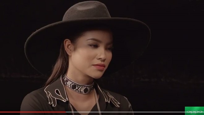 Lan Khue chat vat tao dang voi chien binh duy nhat hinh anh 4