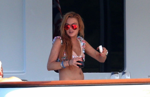 lindsay-lohan-lo-bung-to-giua-tin-don-mang-thai-9