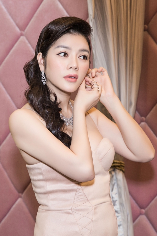 ly-nha-ky-mac-do-hieu-deo-trang-suc-kim-cuong-dat-do-1