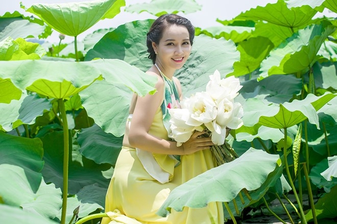 Mai Thu Huyen dien yem dao khoe lung tran ben ho sen hinh anh 2