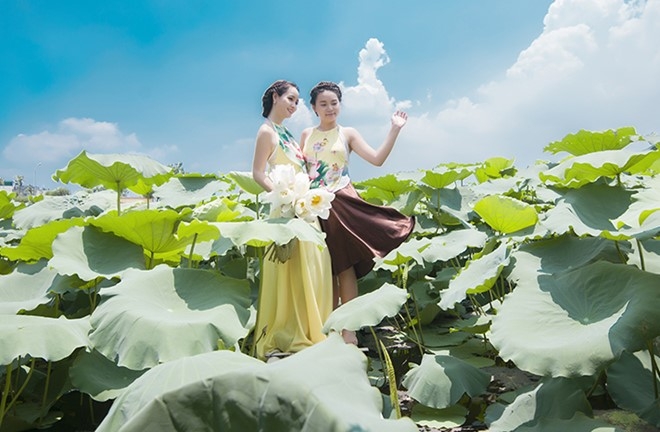 Mai Thu Huyen dien yem dao khoe lung tran ben ho sen hinh anh 3