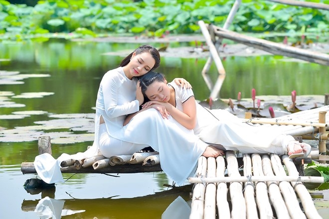 Mai Thu Huyen dien yem dao khoe lung tran ben ho sen hinh anh 4