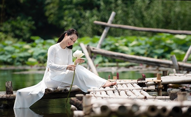 Mai Thu Huyen dien yem dao khoe lung tran ben ho sen hinh anh 5