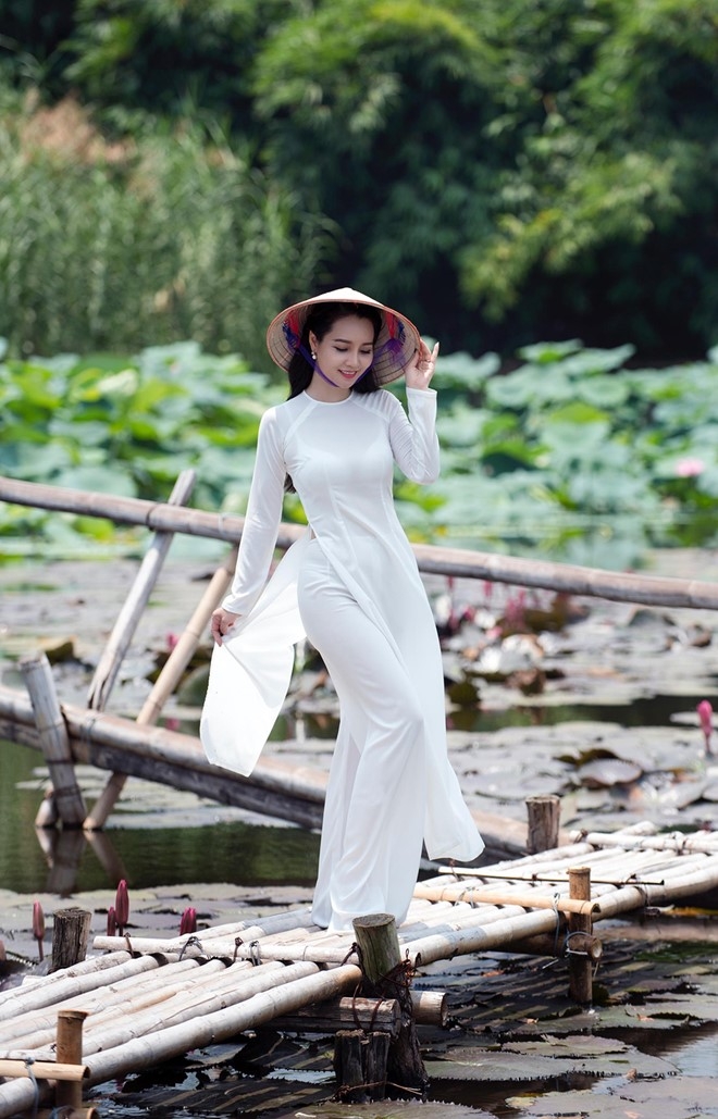 Mai Thu Huyen dien yem dao khoe lung tran ben ho sen hinh anh 6