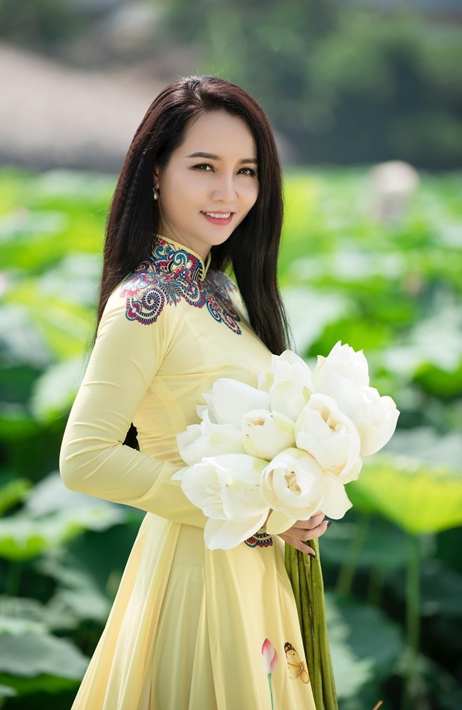 Mai Thu Huyen dien yem dao khoe lung tran ben ho sen hinh anh 7