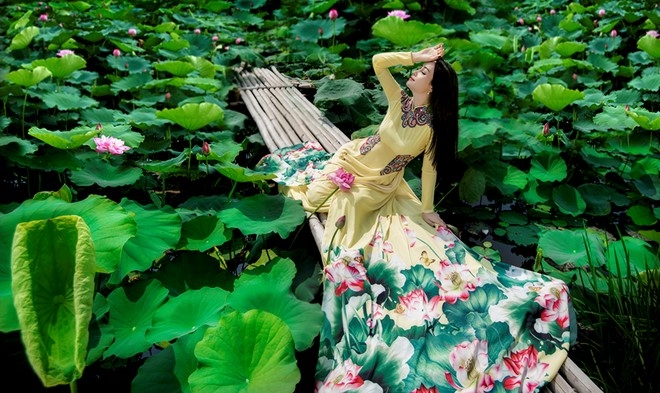 Mai Thu Huyen dien yem dao khoe lung tran ben ho sen hinh anh 8