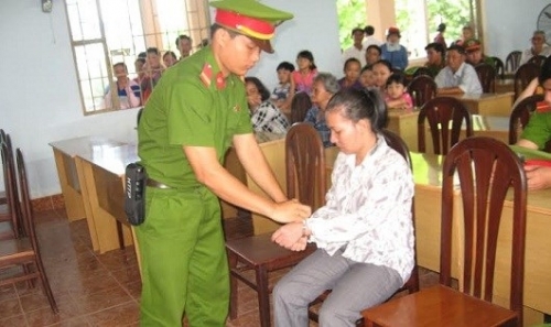 Tiêu quá 1000 đồng, bé gái bị mẹ kế hành hạ dã man - Ảnh 1