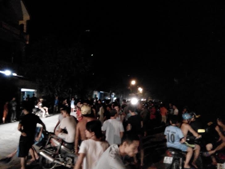 Hàng trăm người dân bao vây hiện trường yêu cầu làm rõ sự việc