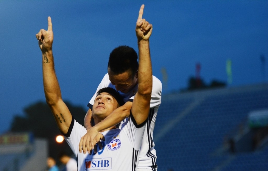 Gaston Merlo ghi bàn thắng thứ 13 từ đầu mùa giúp đội nhà vươn lên dẫn đầu V.League. Ảnh: Nguyễn Đăng