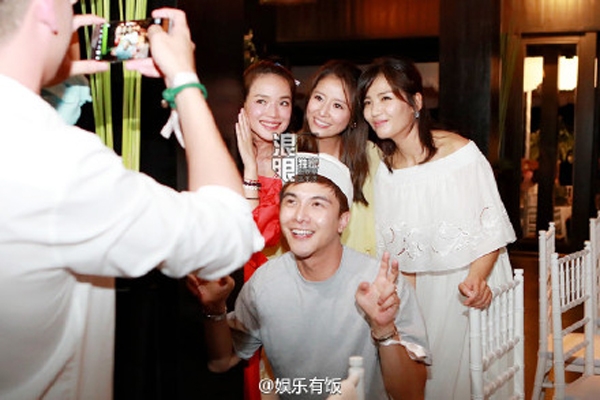 lam-tam-nhu-kien-hoa-hanh-phuc-ben-ban-be-trong-tiec-truoc-le-cuoi-5