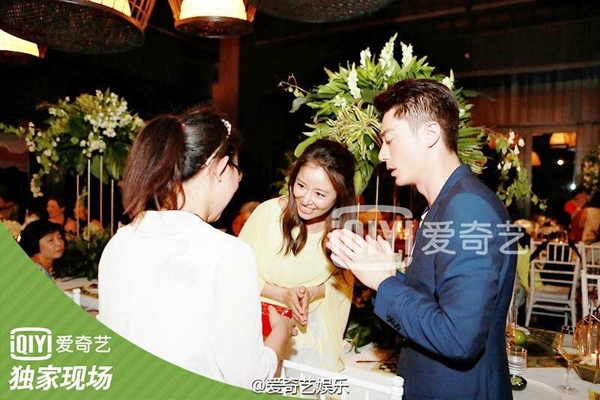 lam-tam-nhu-kien-hoa-hanh-phuc-ben-ban-be-trong-tiec-truoc-le-cuoi-12