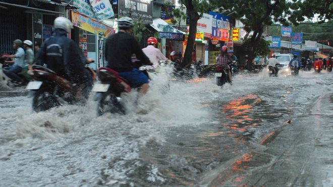 Những kiểu đi xe không biết vội gì vào ngày mưa - Ảnh 1.