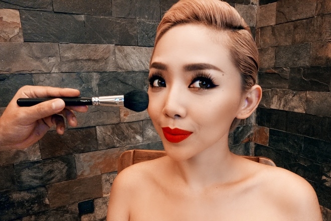 Tóc Tiên diện váy ánh kim khoét ngực