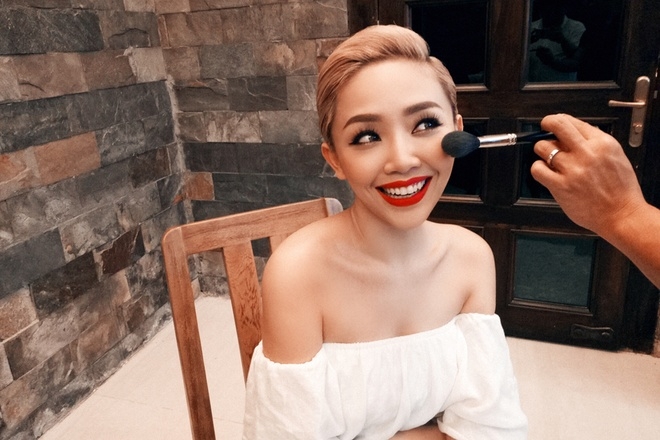 Tóc Tiên diện váy ánh kim khoét ngực