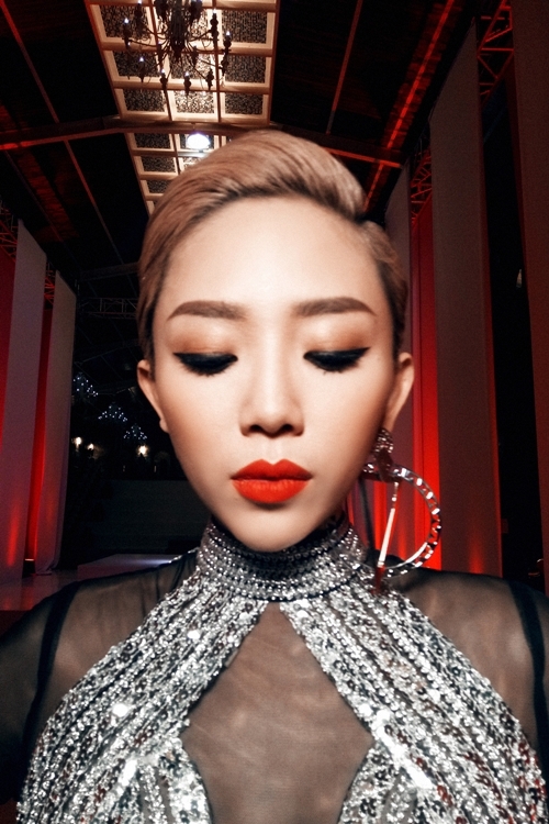 Tóc Tiên diện váy ánh kim khoét ngực
