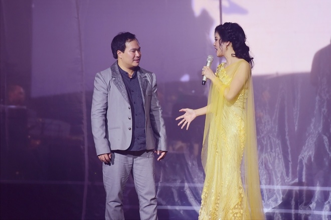 Việt Anh đỏ mặt vì Thu Phương đòi ôm trên sân khấu