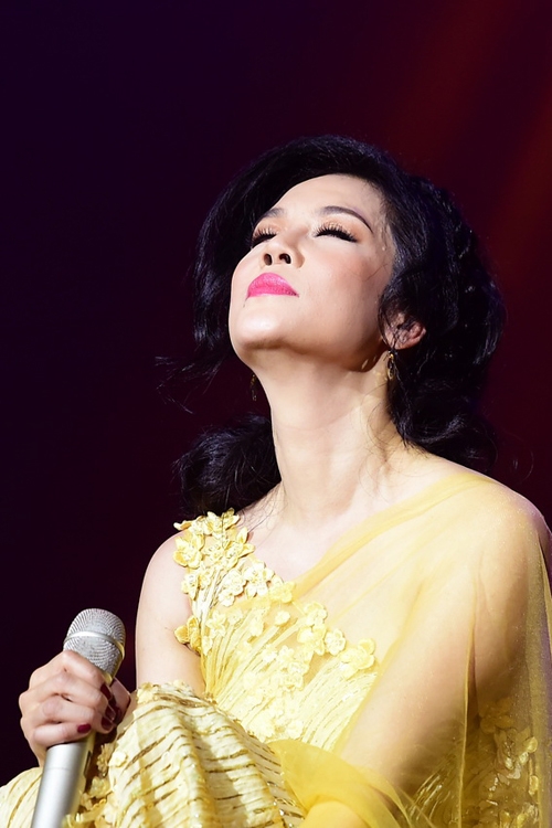 Việt Anh đỏ mặt vì Thu Phương đòi ôm trên sân khấu