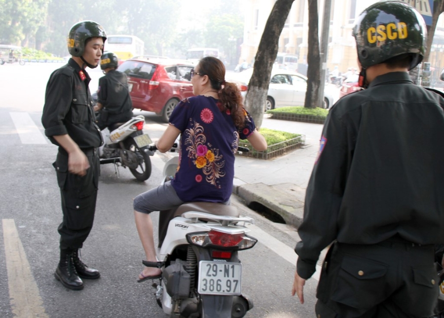 CSCD phat hon 100 nguoi khong doi mu bao hiem hinh anh 2