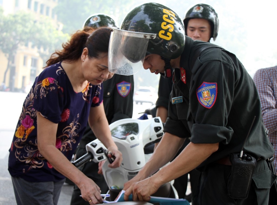 CSCD phat hon 100 nguoi khong doi mu bao hiem hinh anh 3