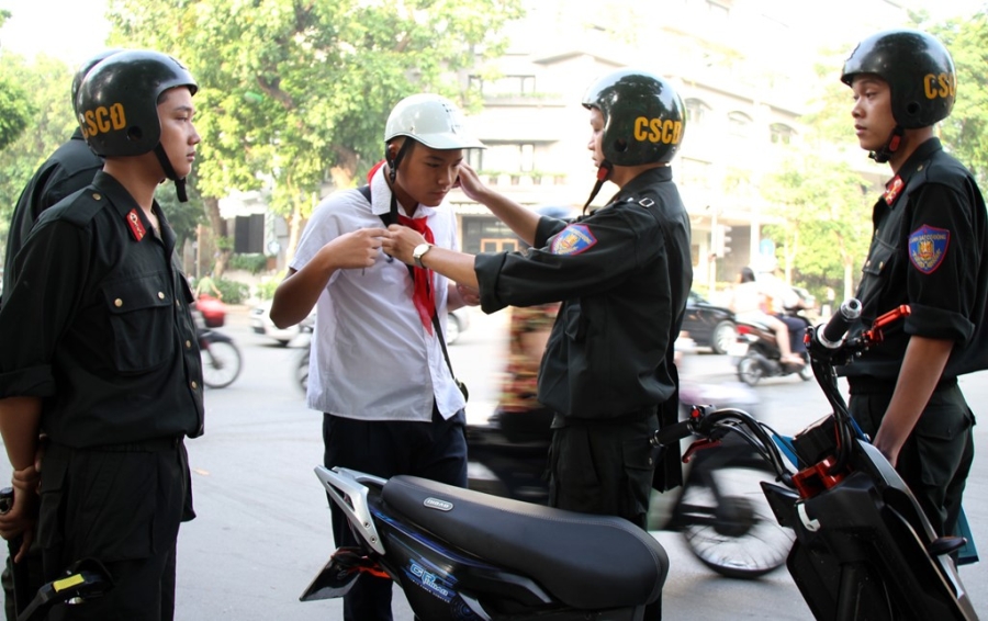 CSCĐ phạt hơn 100 người không đội mũ bảo hiểm hình ảnh 5 CSCD phat hon 100 nguoi khong doi mu bao hiem hinh anh 5