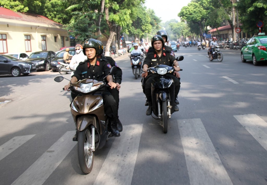 CSCĐ phạt hơn 100 người không đội mũ bảo hiểm hình ảnh 6 CSCD phat hon 100 nguoi khong doi mu bao hiem hinh anh 6