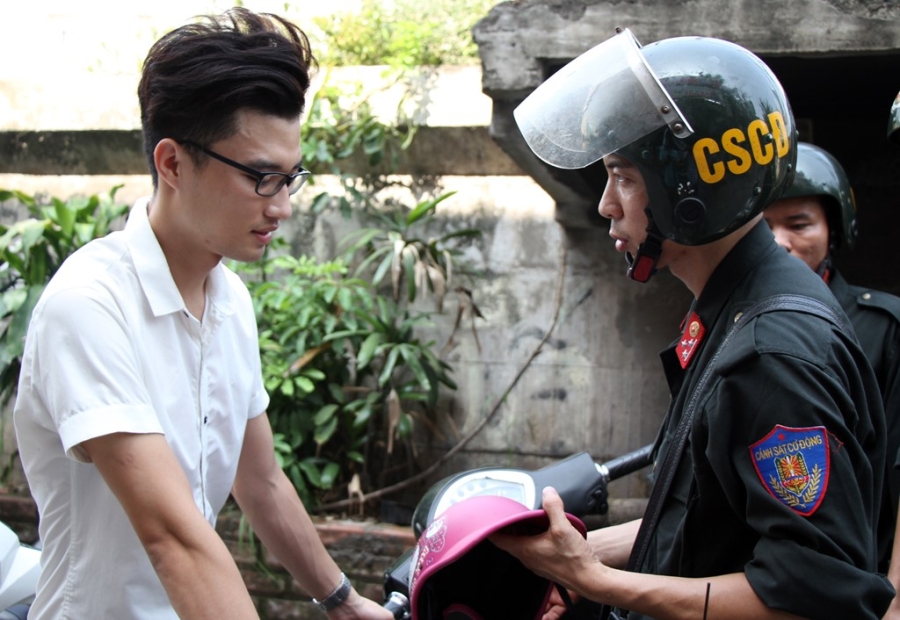 CSCD phat hon 100 nguoi khong doi mu bao hiem hinh anh 9