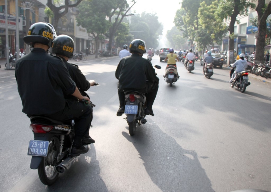 CSCD phat hon 100 nguoi khong doi mu bao hiem hinh anh 10
