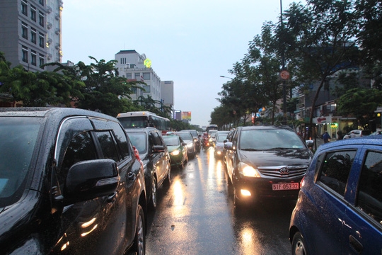  Trên đường Trường Sơn, dòng xe ô tô xếp hàng dài và gần như không thể nhúc nhích khi đến thời gian cao điểm 
