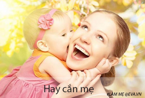10 hanh dong nho nhung la dau hieu chung minh be so sinh cuc yeu me - 1