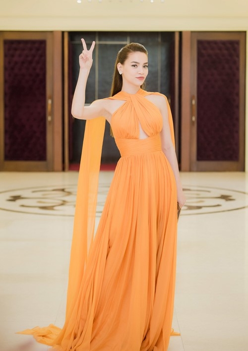 12 bo trang phuc dep nhat showbiz Viet thang 7 hinh anh 2