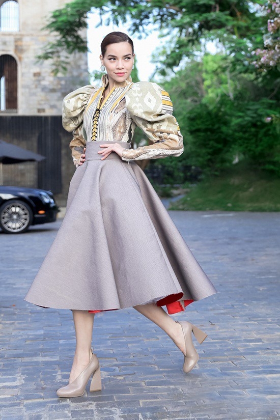 12 bo trang phuc dep nhat showbiz Viet thang 7 hinh anh 3