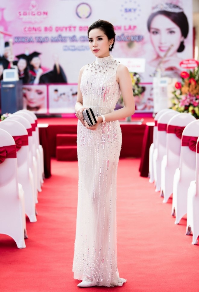 12 bo trang phuc dep nhat showbiz Viet thang 7 hinh anh 5