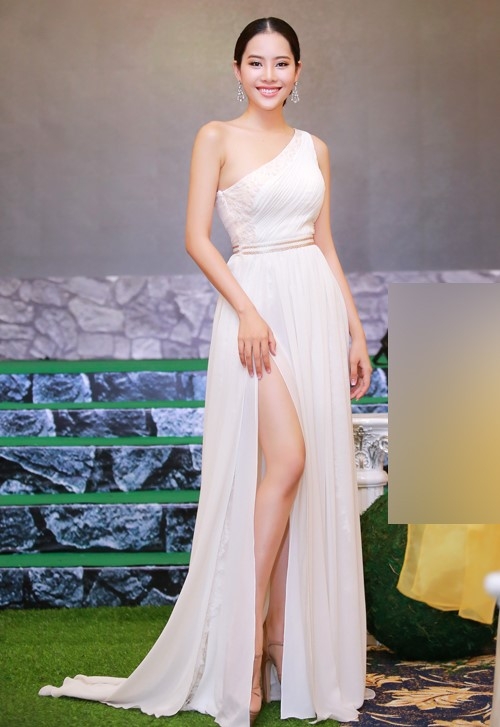12 bo trang phuc dep nhat showbiz Viet thang 7 hinh anh 9
