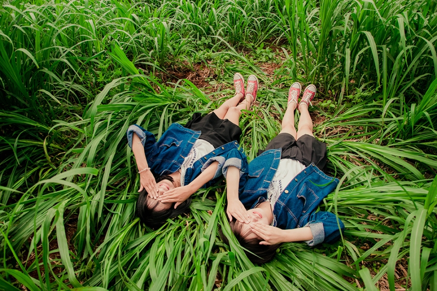 Thuỳ và Bình đều có sở thích là ăn uống và chụp ảnh. Các bạn trẻ muốn lưu giữ những kỉ niệm đẹp của tuổi 18 thông qua bộ ảnh này.