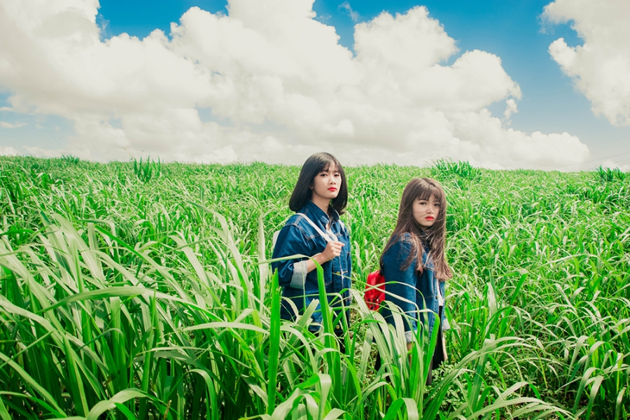 Nhà hai em ở gần nhau nên thường xuyên qua nhà nhau chơi. Lâu lâu không qua nhà chơi ba mẹ em còn hỏi thăm là nhỏ Bình đâu sao không thấy, Thuỳ kể.