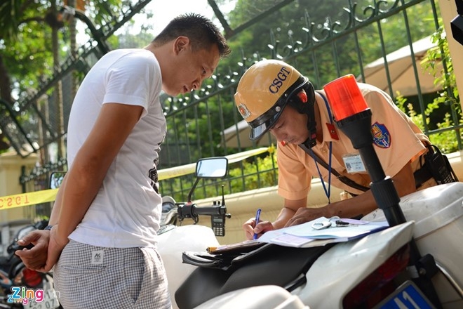 Cuc CSGT: Tranh cai ve den vang la chua hieu luat hinh anh 2