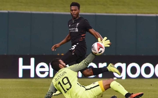 Thủ môn Alisson trong một pha từ chối bàn thắng của Sturridge