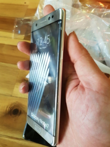 Ảnh mô hình Galaxy Note 7 màu vàng với màn hình cong tràn viền.