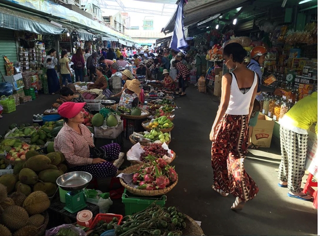 Hoa hau Hoan vu Nhat gian di di cho o Da Nang hinh anh 3