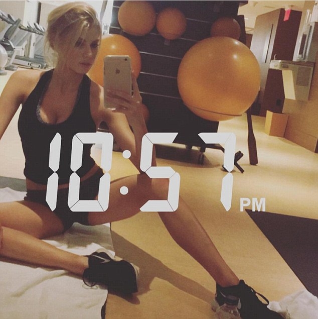  Charlotte McKinney rất chăm chỉ tập luyện thể thao để giữ dáng 