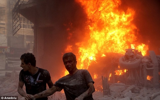  Người dân giải cứu người sau một vụ ném bom ở Aleppo. Ảnh: ANADOLU 