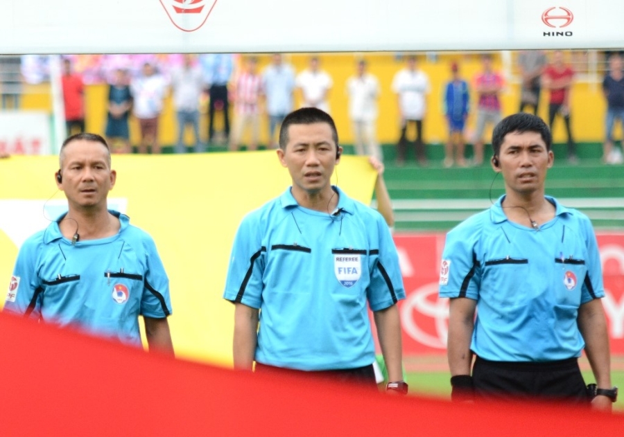 Những trọng tài ở V.League càng ngày càng nhận được nhiều hỗ trợ nhưng không thể giảm thiểu sai sót. Ảnh: Nguyễn Đăng