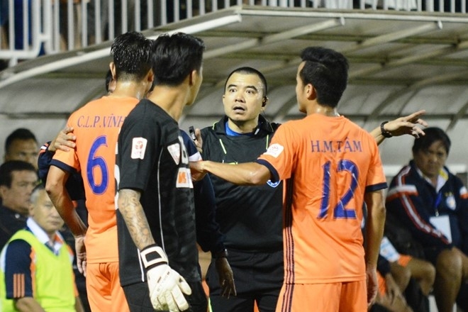 Trong tai V.League: Thu nhap tot, sai sot tang hinh anh 1