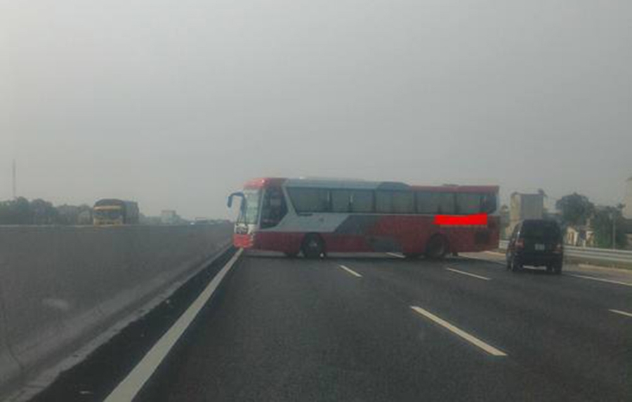 công an xử lý, xe khách đi ngược chiều