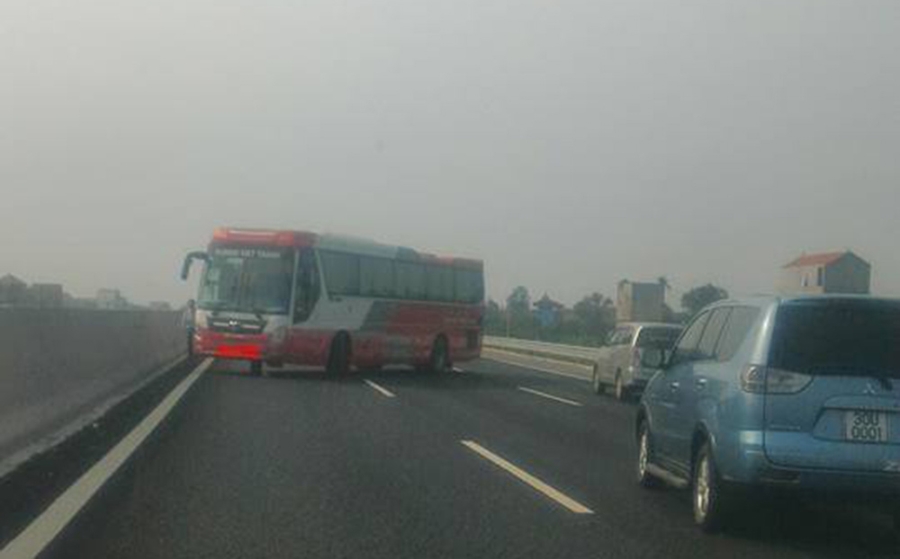 công an xử lý, xe khách đi ngược chiều