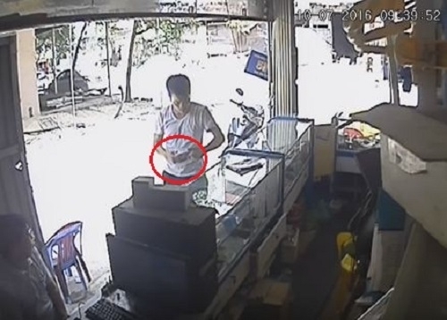 Video: Trộm ung dung đút túi 2 điện thoại sau 5 lần ra tay trộm đồ - Ảnh 2