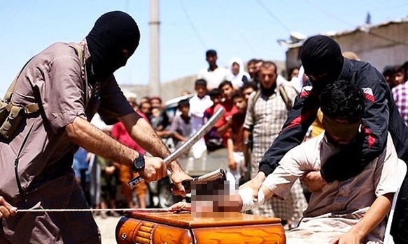 Hình ảnh về vụ chặt tay đối tượng tình nghi trộm cắp của IS tại Syria (Ảnh: DM)