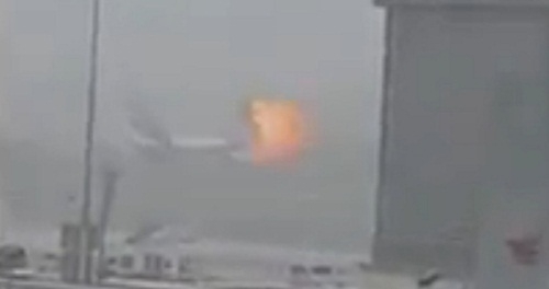 Hình ảnh chụp từ video cho thấy một vụ nổ xảy ra trên máy bay. Ảnh: Reuters