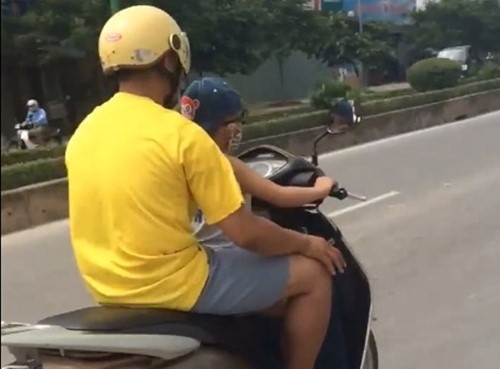 Phu huynh de con trai 5 tuoi dieu khien xe may bi xu phat hinh anh 1